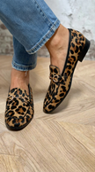 Adrianna - Mocassim de Leopardo com Bico Quadrado e Bridão