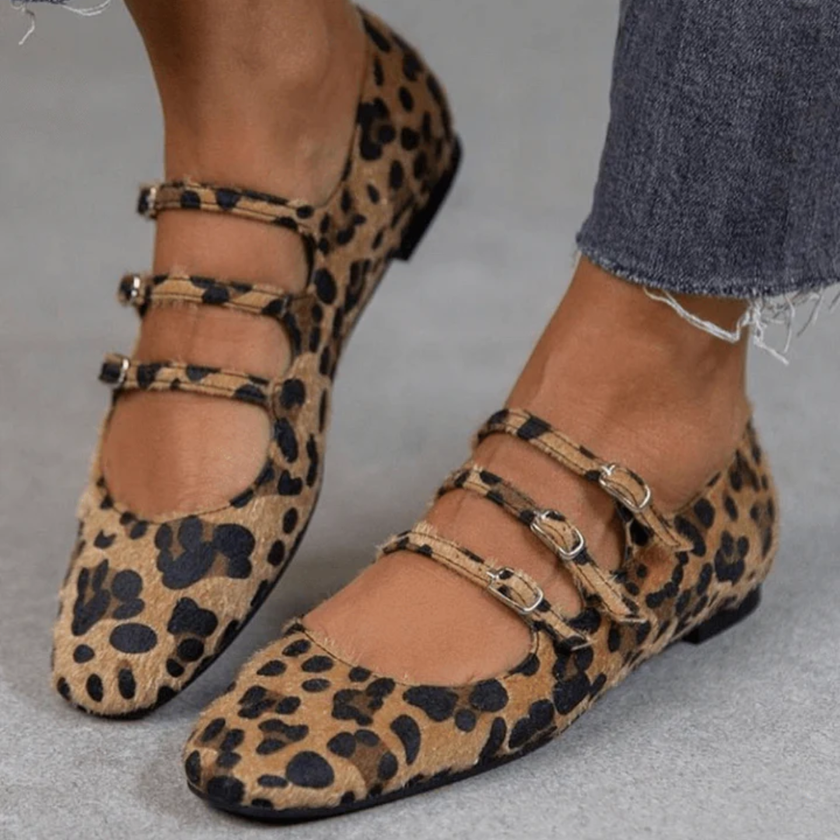 Angelie - Sapatilha de Leopardo com Três Tiras e Fivelas