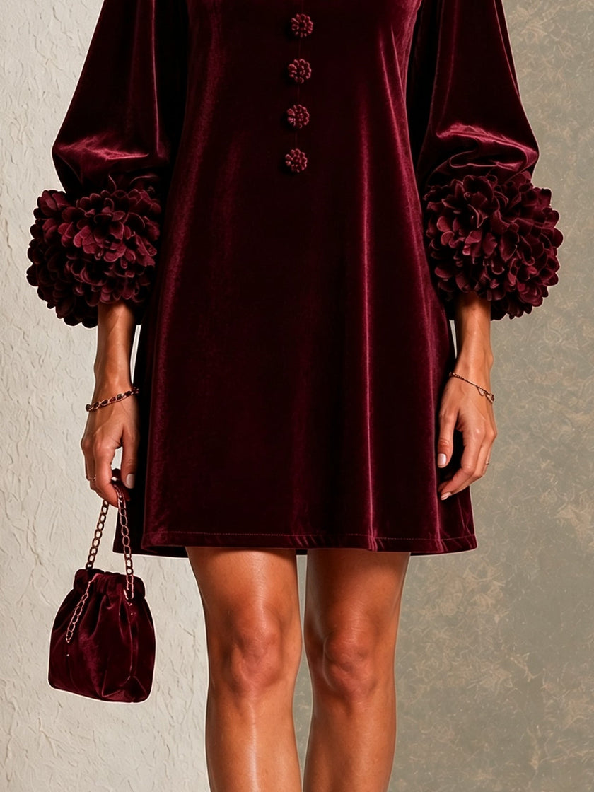 Clarice — Vestido Curto com Decote Quadrado, Botões e Punhos Florais