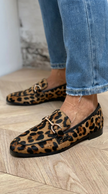 Adrianna - Mocassim de Leopardo com Bico Quadrado e Bridão