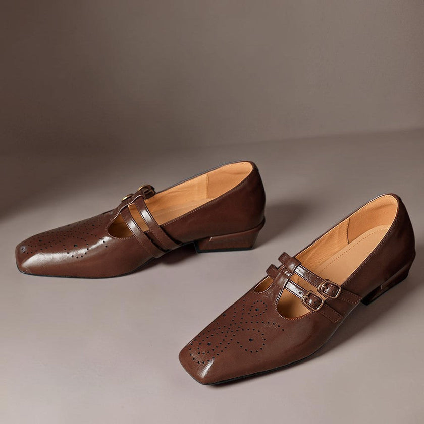 Marisol | Escarpin Mary Jane com dupla fivela em couro perfurado